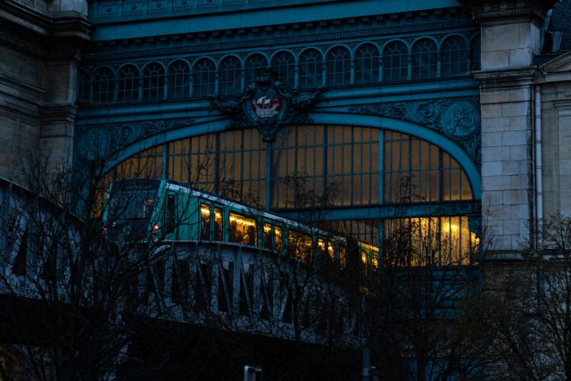📷 Poursuite de mon escapade à @paris_maville en 2023. Je venais d'acquérir mon @sony Alpha 7 III et je commençais déjà à le tester et à m'entrainer. Et c'est d'ailleurs le résultats de ces tests que je vous livre ici. 
Notamment quelques photos de filés avec le métro @ratp à Paris Gare d'Austerlitz. Tout en contre plongée puisque je suis au pied du pont qui entre dans la gare.
J'adore les couleurs dorées des lumières !

#patrimoine #speedphotography #filé #architecture #architecturephotography #perspective #urbanphotography #cityscapes #urban_lovers #city_landscape #photostreet #streetphotography #paris #garedausterlitz #metro #sonyalpha #trains #speed #goldenhours #avecmontamron #tamron2875 #sonyalpha7iii #sonyalpha

------
📷 @sony.france A7III - F/2.8 - 1/50 s et 1/20 s - ISO 160 et ISO 800 - entre 60 et 75 mm
🔭 @tamron_france 28-75 G2