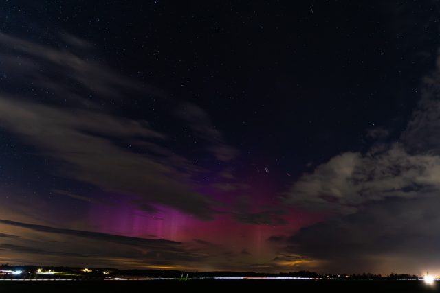 📷Les 19 et 20 janvier 2026, de nouvelles aurores boréales sont parvenues jusqu'à nos latitudes.
😡Une fois n'est pas coutume, le 19 janvier, la météo ne nous a pas épargnés : nuages et pluie se sont invités. Grosse frustration !
🤩Par contre, par chance, la tempête géomagnétique était si intense qu'elle a duré 2 journées entières... et le 20 janvier au soir, ce n'était toujours pas trop tard pour observer le ciel et découvrir ce magnifique spectacle ! ... et entre 2 nuages... un miracle !
Voici ce que j'ai pu photographier le 20 janvier entre 19 h 30 et 19 h 45 dans le ciel de @saintmaur36 
🌠 Merci à @astronophilos et son appli @pulsar.si pour les informations précises et de qualité annoncées en amont du phénomène.
-----
📷 @sony France A7III - f2.8 - 4s - ISO 1250 - 18 mm
🔭 @tamron_france 17-28 G2 f2.8 Di III VXD
#auroreboreale #saintmaur36