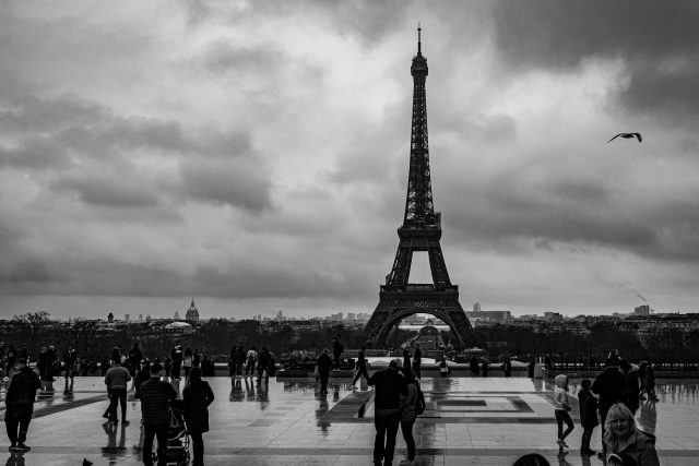 📷 Je continue ma série de photos de la @paris_maville toujours en 2023 (j'ai des archives en stock 😅).

De nouveau en noir et blanc car la météo et l'ambiance s'y prêtait bien.

Cette fois, nous sommes sur le parvis des Droits de l'Homme, place du Trocadéro. Un moment de vie et de mouvement avec la foule devant la @toureiffelofficielle.

#noiretblancphotographie #bw_photooftheday #bw_addiction #patrimoine #nb #bw #blackandwhitephotography #noiretblancphotographie #architecture #architecturephotography #perspective #urbanphotography #cityscapes #urban_lovers #urbanisme #city_landscape #photostreet #streetphotography #parapluie #paris #trocadero #toureiffel #sonyalpha
------
📷 @sony France A7III - F/16 - 1/125 s - ISO 640 - 28 mm
🔭 @tamron_france 28-75 G2
