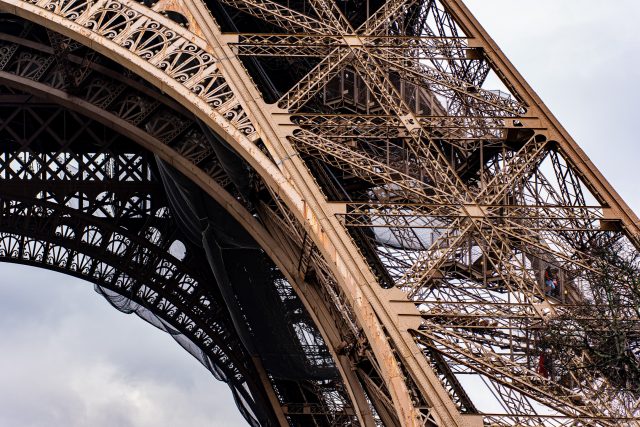 📷 Poursuite de mon escapade à @paris_maville en 2023. Avant une série consacrée à la @toureiffelofficielle, en voici un plan très serré. 
Une vue imprenable sur les escaliers et surtout sur cette structure si remarquable.

------
📷 @sony A7III - F/2.8 - 1/400 s - ISO 320 - 75 mm
🔭 @tamron_france 28-75 G2

#architecture #architecturephotography #perspective #urbanphotography #cityscapes #urban_lovers #city_landscape #photostreet #streetphotography #paris #avecmontamron #tamron2875 #sonyalpha7iii #sonyalpha