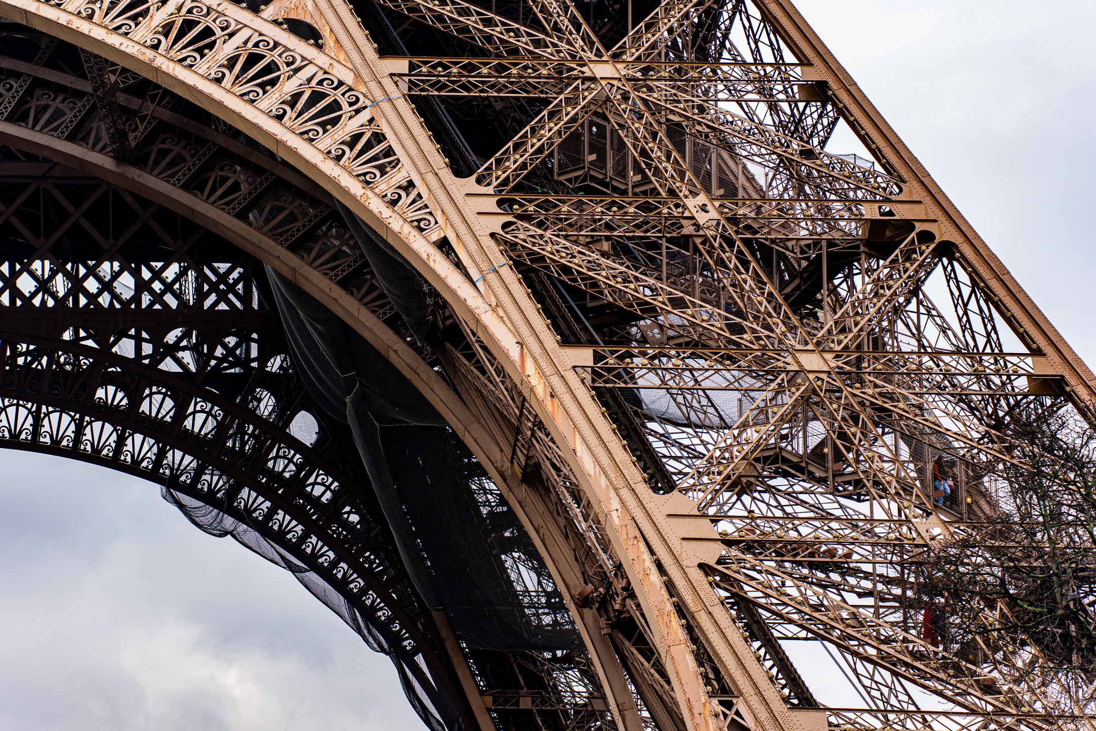 📷 Poursuite de mon escapade à @paris_maville en 2023. Avant une série consacrée à la @toureiffelofficielle, en voici un plan très serré. 
Une vue imprenable sur les escaliers et surtout sur cette structure si remarquable.

------
📷 @sony A7III - F/2.8 - 1/400 s - ISO 320 - 75 mm
🔭 @tamron_france 28-75 G2

#architecture #architecturephotography #perspective #urbanphotography #cityscapes #urban_lovers #city_landscape #photostreet #streetphotography #paris #avecmontamron #tamron2875 #sonyalpha7iii #sonyalpha