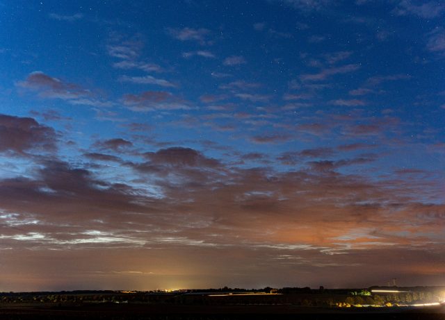 📷Il y a un an, je publiais mes photos de la comète TsuchinshanATLAS... et cette année encore le ciel nous donne l’occasion de rêver et surtout d'observer.

En effet, en octobre dernier j'ai pu ajouter à ma collection ces quelques clichés de la comète C/2025 A6 (Lemmon).

J'ai utilisé le même matériel en ma possession et le résultat est nettement moins percutant que l'an dernier, mais avec mes moyens, je suis assez content d'être parvenu à l'observer malgré tout. Cette comète n'avait pas les mêmes caractéristiques que sa "grande sœur". Sa taille visible (par mon meilleur objectif) est bien plus réduite et il faut parfois un bon coup d’œil pour la repérer sur les photos cadrées plus large. Et je n'ai guère pu faire mieux car les nuages se sont toujours mis en travers de mon chemin aux meilleurs périodes d'observation.

Sauras-tu la trouver ? 😉

------
📷 @sony A7III - f2.8 - entre 5 et 6 s - ISO 800 à 2000 - entre 35 et 75 mm
🔭 @tamron_france 28-75 mm G2 f2.8 Di III VXD

#cometlemmon