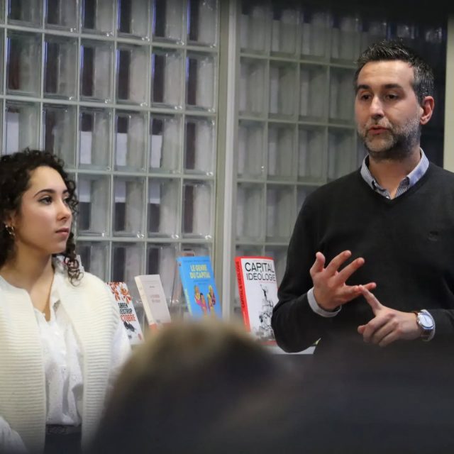 La semaine dernière, j'étais invité par les étudiants de 3e année de BUT GEA RH de l'@iut.indre en qualité d'ancien étudiant pour partager mon expérience et mon parcours depuis la réussite de mon diplôme.

A un moment clé où les questions sur l'avenir sont forcément un enjeu important pour tous, venir présenter le chemin que j'ai parcouru ces 20 dernières années était pour moi naturel et un juste retour des choses.

C'était une rencontre riche en échanges avec des questions nombreuses de la part des étudiants.

C'est toujours un plaisir pour moi de pouvoir partager mes connaissances. Merci pour l'invitation et félicitations pour cette initiative de grande qualité.

#iutdelindre #partage #etudiant #etude #butgea #gea #indre #chateauroux #experience #iut #üniversite