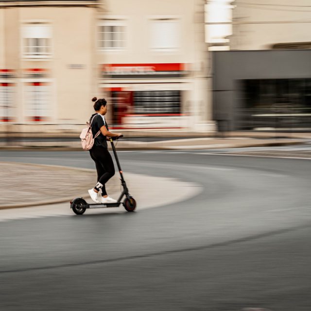 Nouvelle photo de filé qui permet de sublimer le mouvement. 

Ici la mise au point est faite sur la trottinette en mouvement. La photo est prise en suivant le sujet.

L'effet est instantané ! 🤩

------
📷 @sony.france A7III - F/4 - 1/20 s - ISO 125 - 56 mm
🔭 @tamron_france 28-75 G2

#chateauroux #chateaurouxmetropole #indre #filé #photoderue #streetphotography #vitesse #regioncentrevaldeloire #berryprovince #mouvement #filephoto #trottinette #scooter #sonyalpha