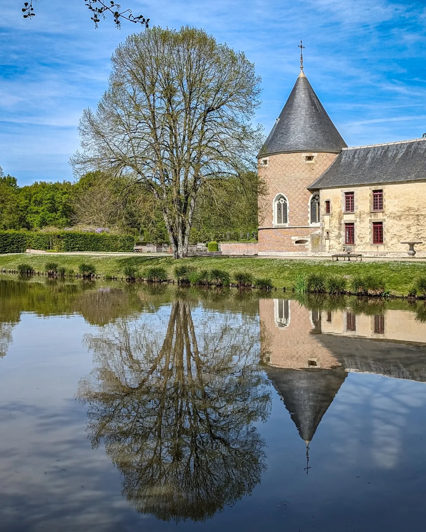 Découverte et visite du Château de Chamerolles dans le @leloiret_officiel 
Un parc arboré et un jardin très joli qui offre une balade sympa.

Ce château abrite une promenade des parfums du XVIe siècle à nos jours rappelant que nous sommes au cœur de la "Cosmetic Valley" française !

#chateau #chateaudechamerolles #loiret #regioncentrevaldeloire #patrimoine #vieillespierres #patrimoine #parfum #cosmeticvalley #reflet #reflection #shotonpixel8 

Cc @chateau_de_chamerolles