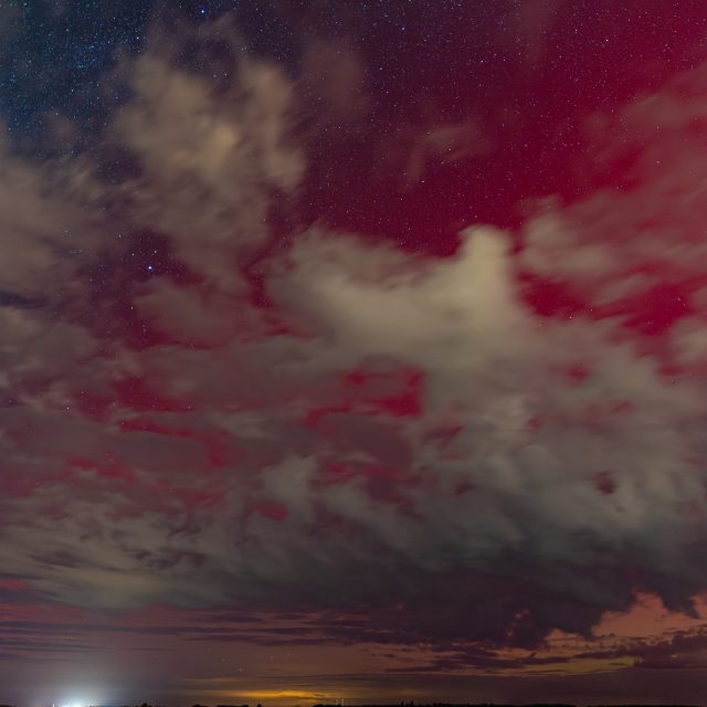📷Jeudi 10 octobre 2024, j'ai réussi à photographier les aurores boréales qui ont survolées la France entière pendant la nuit !
Malgré les nuages, et même si j'ai sans doute raté le pic de l'événement, les quelques photos suivantes resteront quand même une excellente expérience.
Ce que mon appareil photo a pu voir n'était cependant pas visible à l’œil nu... Espérons qu'une nouvelle tempête solaire de cette amplitude se renouvelle dans les prochaines semaines afin que j'en profite encore davantage.
Comme souvent pour mes observations astronomiques, j'étais situé sur les hauteurs de @saintmaur36 
... maintenant, je retourne lever les yeux vers le ciel pour tenter d'apercevoir la comète #tsuchinshanatlas. 🤞
------
📷 @sony.france A7III - f2.8 - 10 s - ISO 1250 - 17 mm
🔭 @tamron_france 17-28 G2 f2.8 Di III RXD

#auroreboreale #northernlights #poselongue #astronomy #astronomie #indre #saintmaur36 #sony #sonya7ⅲ #tamron #longueexposure #clouds #nuages #cloudporn #sky #cloudscape #berryprovince