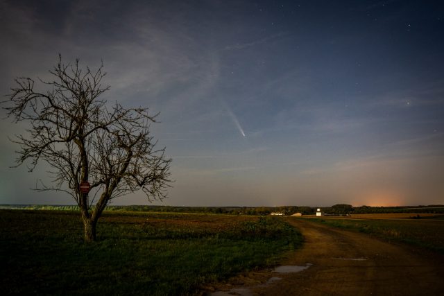📷Après les aurores boréales de la semaine dernière, le ciel nous offre encore un moment passionnant avec le passage de la comète #TsuchinshanATLAS. 

Actuellement visible dans le ciel français tout de suite après le coucher du soleil.
Depuis mon "observatoire" de @saintmaur36, elle fait son apparition au-dessus de la ferme de la Guillotine du @le_verger_dagathe !

👉L'étoile très lumineuse sur la droite est #Arcturus.
Je ne m'en lasse pas !
... avec la lune en guest star qui s'invite à la fête (et justifie la forte luminosité !) !
------
📷 @sony.france A7III - f2.8 - entre 2 et 3 s - ISO 800 - entre 28 et 75 mm
🔭 @tamron_france 28-75 mm G2 f2.8 Di III VXD

#astronomy #astronomie #indre #berryprovince #saintmaur36 #lune #moon #comet #comete #clouds #sky #skyporn #ciel #levelesyeuxauciel #cloudporn #landscapephotography #landscape #paysage #poselongue #longueexposurephotography
