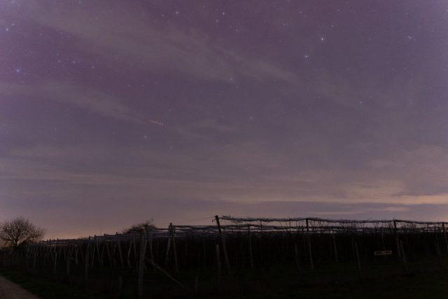 Le 1er janvier 2025, de nouvelles aurores boréales pouvaient être visibles dans le ciel de nos contrées françaises.

Malgré mon arrivée tardive pour mes observations voici les quelques dégradés de couleurs que j'ai pu capturer.

-----
📷 @sony.france A7III - f2.8 - 6s à 10 s - ISO 800-1250 - 28 mm
🔭 @tamron_france 28-75 G2 f2.8 Di III VXD

#auroreboreale #northernlights #poselongue #astronomy #astronomie #indre #saintmaur36 #sony #sonya7iii #tamron #longueexposure #clouds #nuages #cloudporn #sky #cloudscape #berryprovince