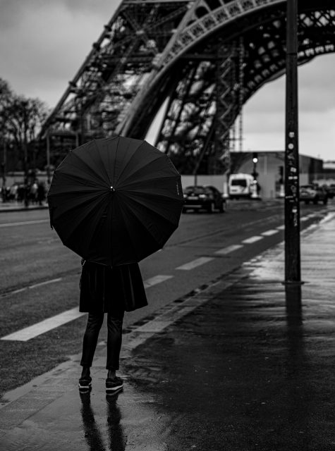 @paris_maville, la @toureiffelofficielle et les piétons... 

Le temps tournait à la pluie, cette femme a ouvert son parapluie devant moi. Un instantané comme j'aime.

Le cadre était chouette... c'était en 2023, mais je pense que cette photo vaut le partage. 
------
📷 @sonyalpha A7III - F/2.8 - 1/1250 s - ISO 320 - 66 mm
@tamron_france 28-75 G2

#patrimoine #nb #bw #blackandwhitephotography #noiretblancphotographie #architecture #architecturephotography #perspective #urbanphotography #cityscapes #urban_lovers #urbanisme #city_landscape #photostreet #streetphotography #parapluie #paris